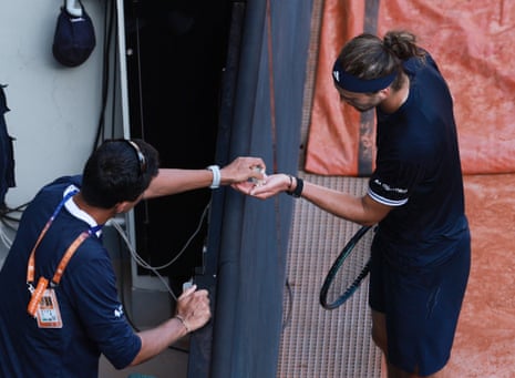 Alex Zverev toma alguns comprimidos entre os jogos de serviço.