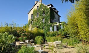 Ty Mad, Douarnenez, Bretagne vue de la maison du jardin avec chaises et tables