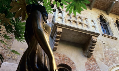 Juliet statue and balcony