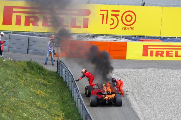 Carlos Sainz akhirnya lolos dari Ferrarinya yang terbakar.