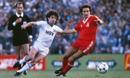 O’Neill (right) challenges Kevin Keegan for the ball during Nottingham Forest’s win against Hamburg in the 1980 European Cup final