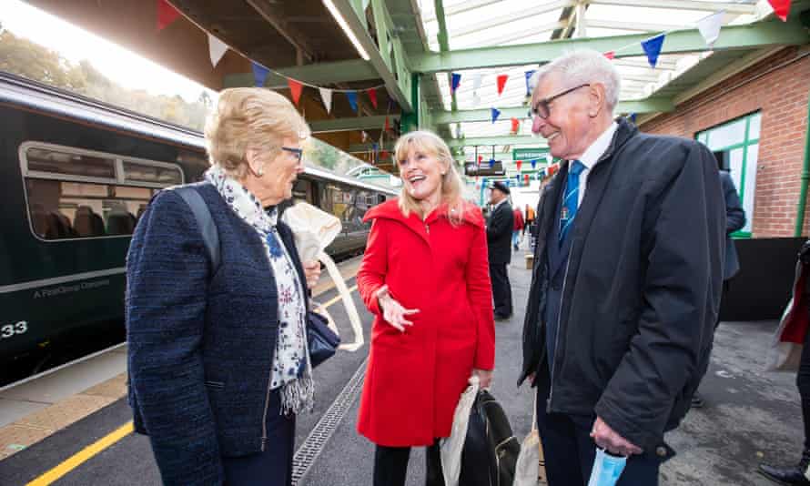 Cllr Andrea Davis (centre)