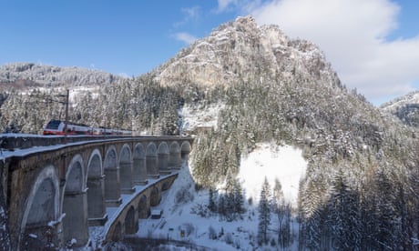 Semmering, Semmering Railway with the Kalte-Rinne-Viadukt (viaduct), wall Polleroswand, train, Wiener Alpen (Vienna Alps), Lower Austria, Austria<br>P27MWR Semmering, Semmering Railway with the Kalte-Rinne-Viadukt (viaduct), wall Polleroswand, train, Wiener Alpen (Vienna Alps), Lower Austria, Austria