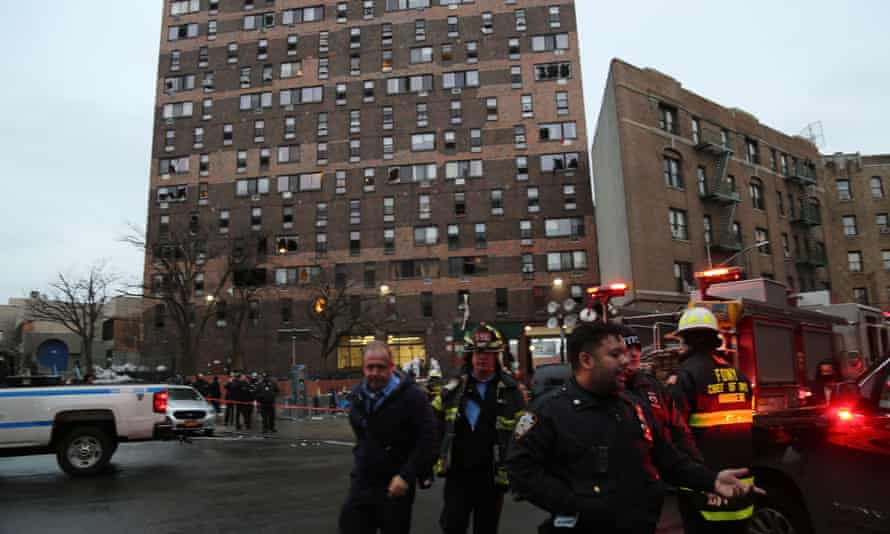 Lính cứu hỏa làm việc gần tòa nhà dân cư bị hư hại do hỏa hoạn ở quận Bronx của thành phố New York