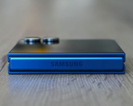The Samsung Galaxy Z Flip 7’s hinge along its back.