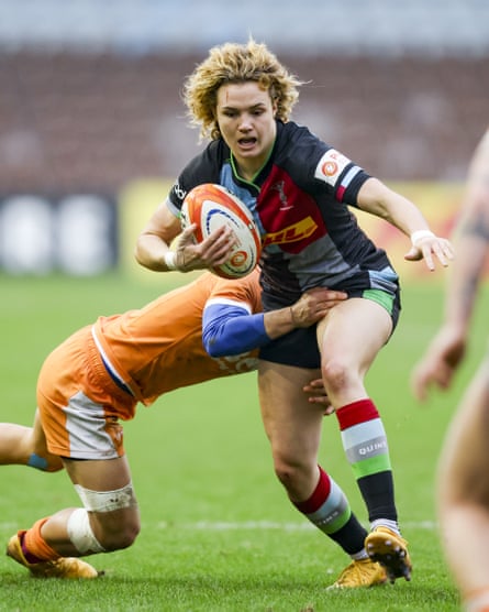 Ellie Kildunne playing for Harlequins against Sale Sharks.