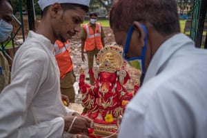 This year, the BMC has instructed everyone to remove the ornaments before a statue is immersed.