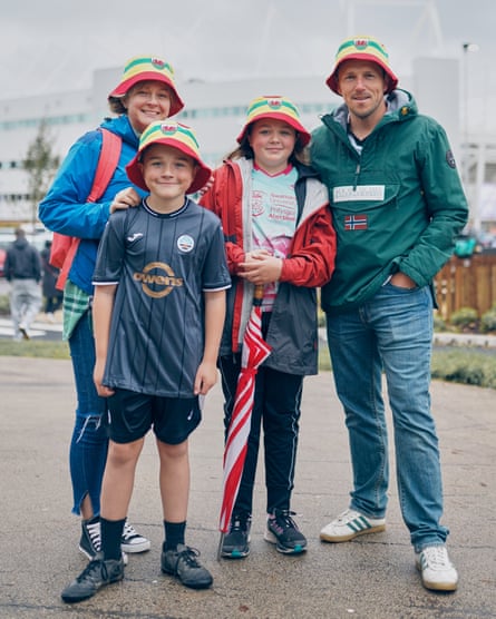 طرفداران فوتبال ولزی استیسی، سلت، فلور و سری آدامز-لوئیس در کلاه سطلی ولز خود 