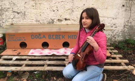 Tuana Ekin Şahin playing the violin to raise money for stray cats in Istanbul