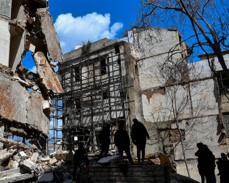 लेबनान के बेरूत के ऐन मरिसेह पड़ोस में एक इमारत को निशाना बनाकर किए गए इजरायली हवाई हमले के बाद नष्ट हुई इमारत के पास लोग इकट्ठा हुए।