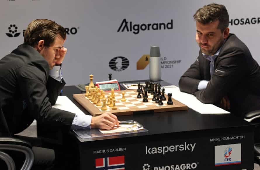 Carlsen and Nepomniachtchi during Game 10.
