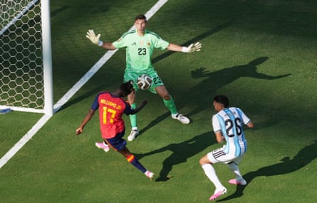 Spain’s Nico Williams heads nan shot backmost from Argentina’s Emiliano Martinez and Nahuel Molina for teammate Ferran Torres to people their first goal