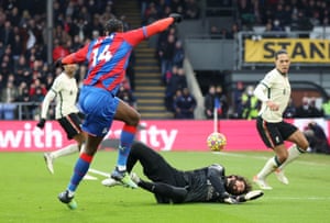 Mateta with another chance for Palace!