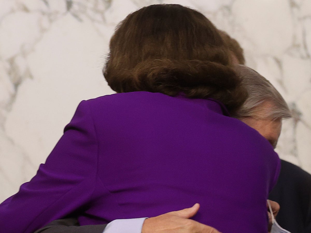 She Represents The Past A Senate Hug Symbolizes California S Dianne Feinstein Fatigue Dianne Feinstein The Guardian