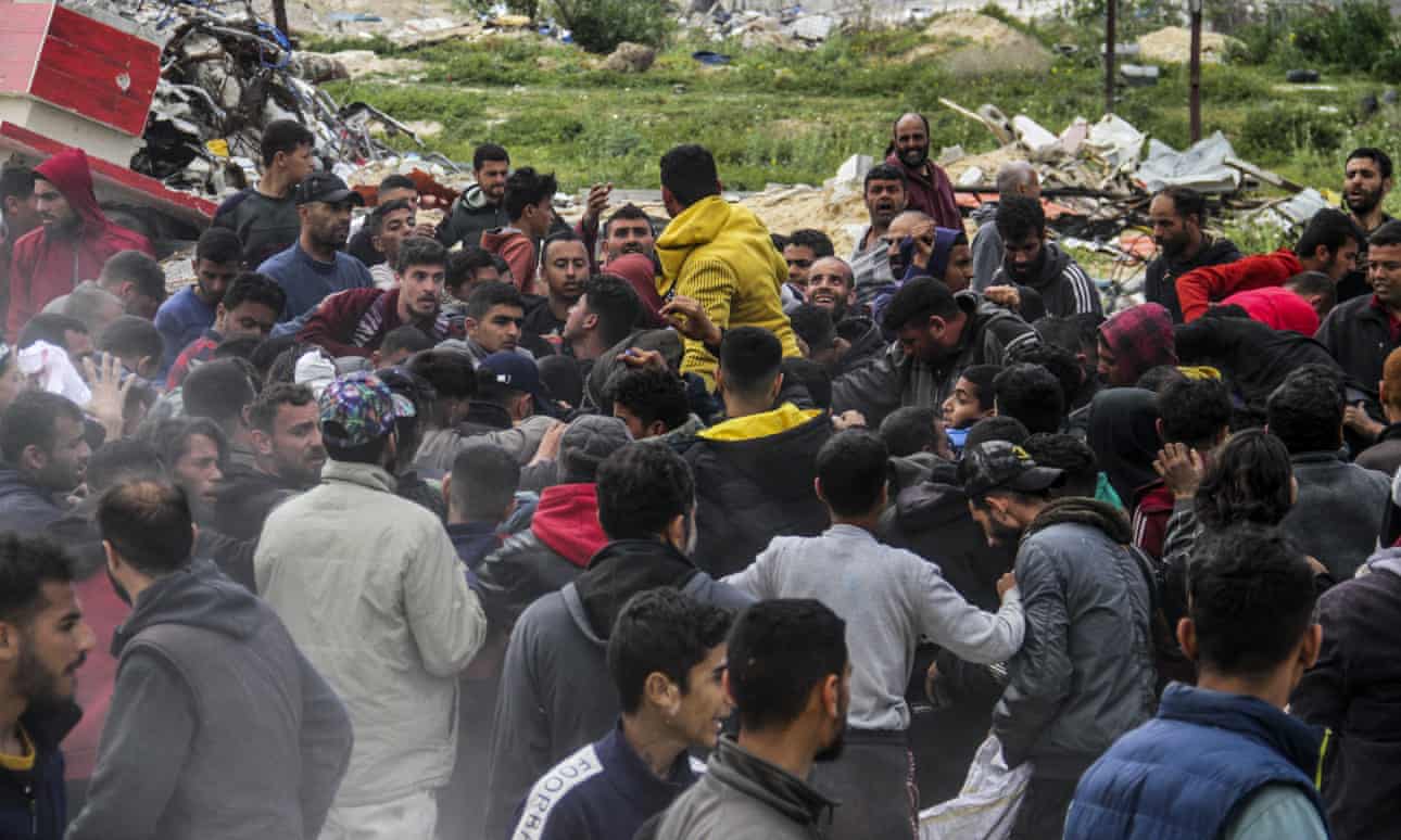 'Muerte en cualquier momento': estallan peleas mientras los gazatíes compiten por la ayuda airdrop