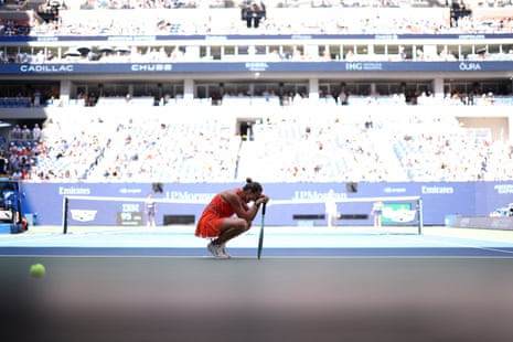 Η Aryna Sabalenka αντιδρά στον προημιτελικό αγώνα της με τη Linda Noskova.
