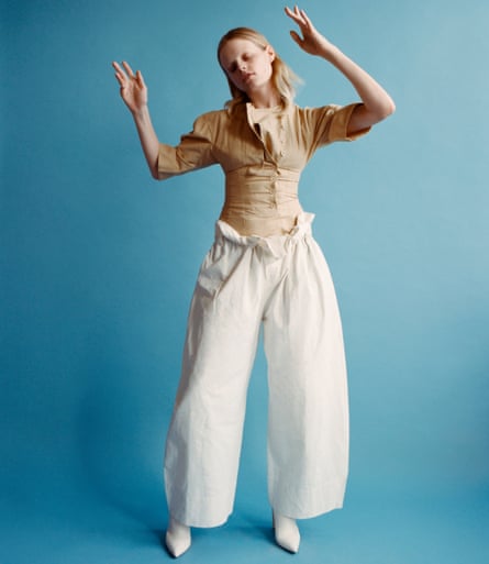 Hanne Gaby Odiele in oversized puffy white trousers and a tight-fitting beige top