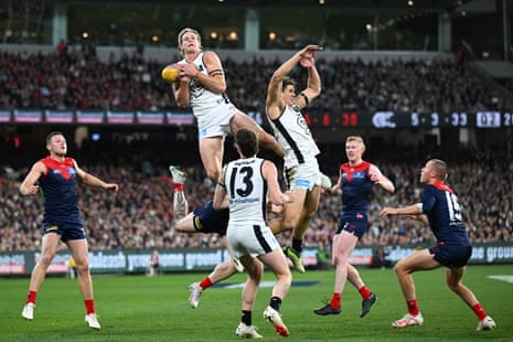 Tom de Koning takes a spectacular mark.