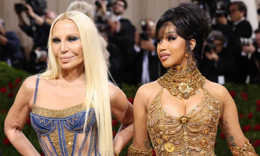 Donadella Versace y Cardi P.