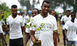 Ethiopians take part in thenational tree-planting drive in the capital Addis Ababa, 28 July, 2019.