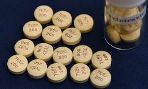 Dans cette photo d'archive prise le 22 octobre 2014, les comprimés d'Avigan anti-grippe produits par Fujifilm au Japon sont affichés à Tokyo.