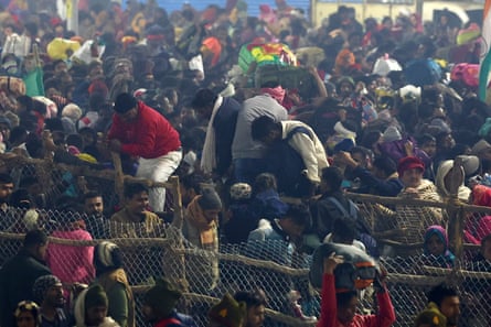 Các tín đồ Hindu tại hiện trường vụ giẫm đạp của đám đông