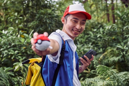 Ο Sam Chi ντύθηκε Ash Ketchum, ένας χαρακτήρας εκπαιδευτή Pokémon.