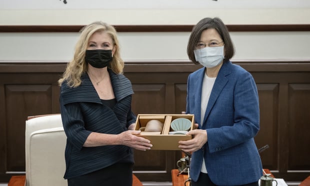 US senator Marsha Blackburn exchange gifts with Taiwan’s President Tsai Ing-wen
