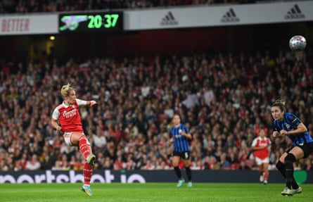 Jordan Nobbs scores Arsenal’s first goal against FC Zürich at Emirates Stadium.