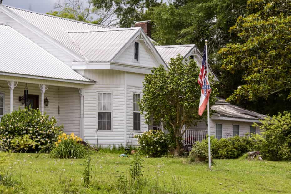 et konfødereret flag set på siden af vejen i Simpson County, Mississippi.