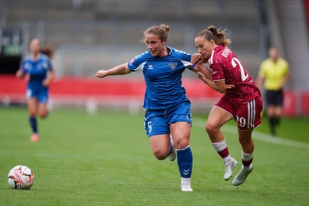 Sarah Wilson vies for the ball with Alejandra Bernabé
