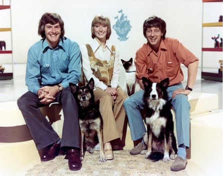 Peter Purves, Petra (the Blue Peter dog), Lesley Judd, Willow (the Blue Peter cat) John Noakes and Shep (the Blue Peter dog) on Blue Peter in 1973.