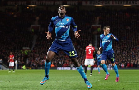 Danny Welbeck merayakan setelah mencetak gol kemenangan Arsenal di Manchester United dalam pertandingan Piala FA 2015.