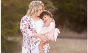Heather Cody, madre soltera y maestra de la escuela de demostración de Mayo, con su hija.
