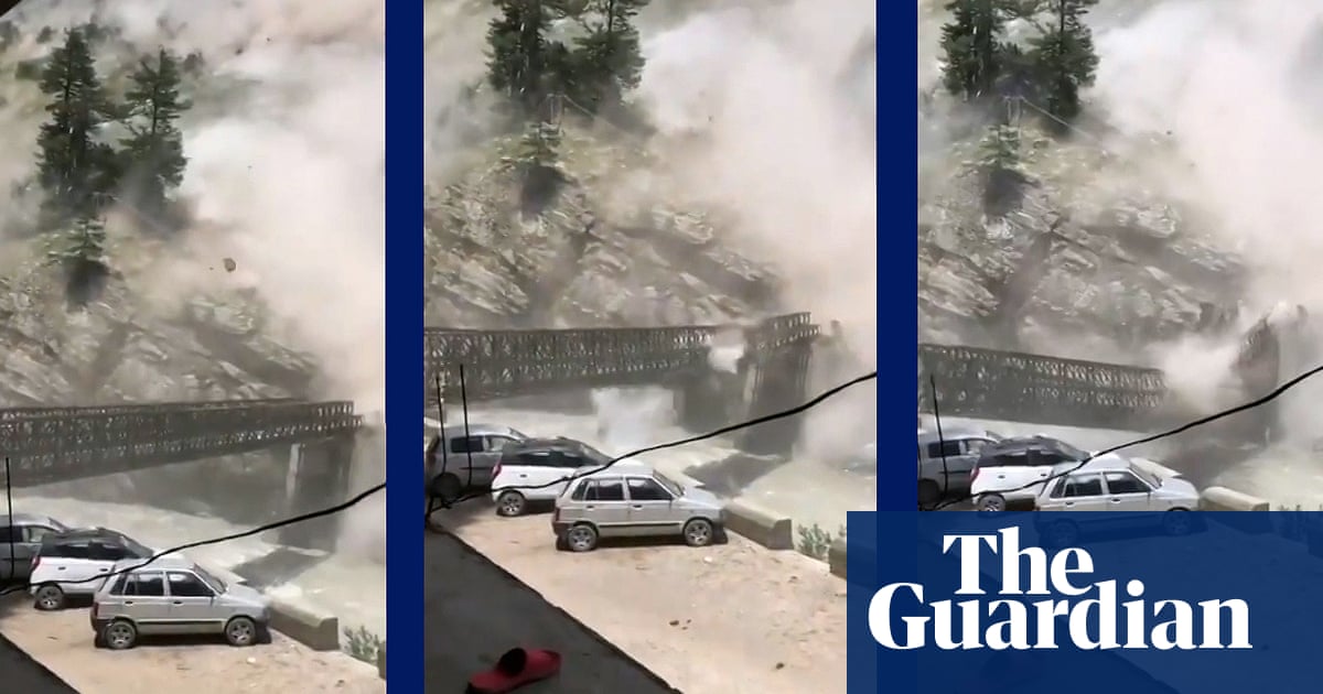 Nine dead after boulder destroys bridge in northern India – video