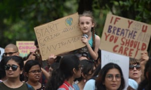 Một cô gái tham gia vào ‘Thứ Sáu cho cuộc tấn công khí hậu trong tương lai ở Mumbai, Ấn Độ.