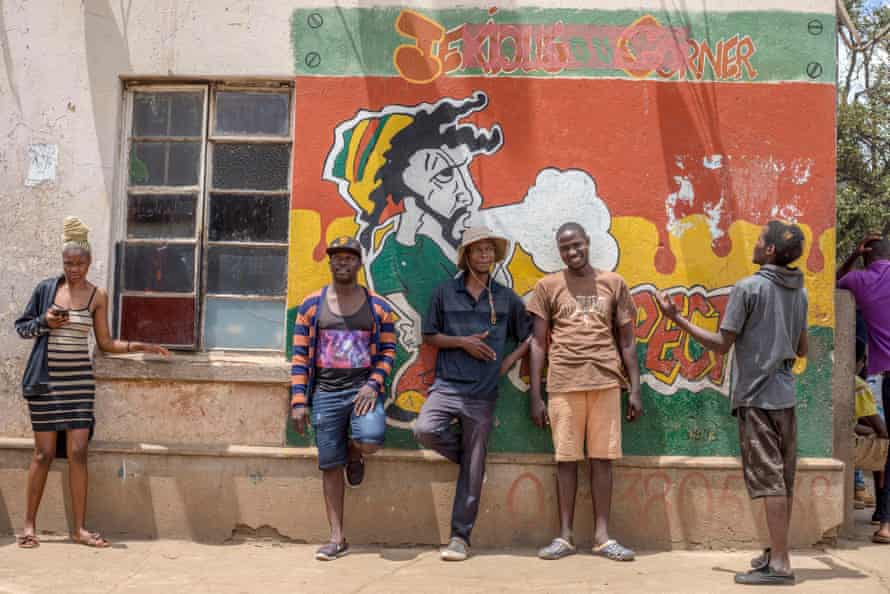 Matsika mit Chimweta und seinen Freunden vor einem von ihm gemalten Wandgemälde.