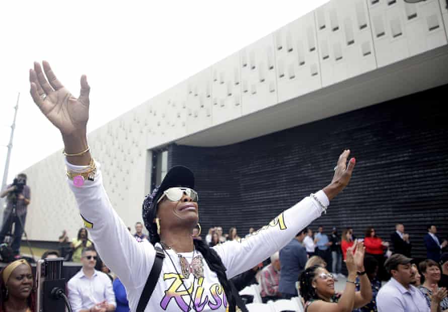 Chrisma Jewels réagit à la musique lors d'une cérémonie d'inauguration du Greenwood Rising Black Wall Street History Center le mercredi 2 juin 2021 à Tulsa, Okla.