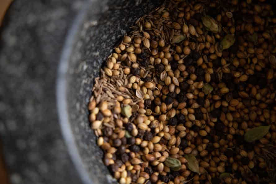 Ingredienti della ricetta della zuppa di avena e carne somala, zuppa.  Un progetto di libro di cucina guidato dalla comunità e un libro intitolato Cooking, Recovery &  amplificatore;  La Connections Corporation è stata creata dai residenti di North Melbourne e Flemington.  Vittoria, Australia.