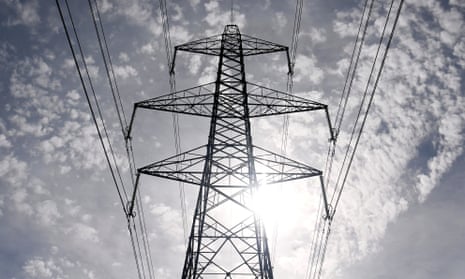 Mặt trời mọc sau cột điện ở Anh