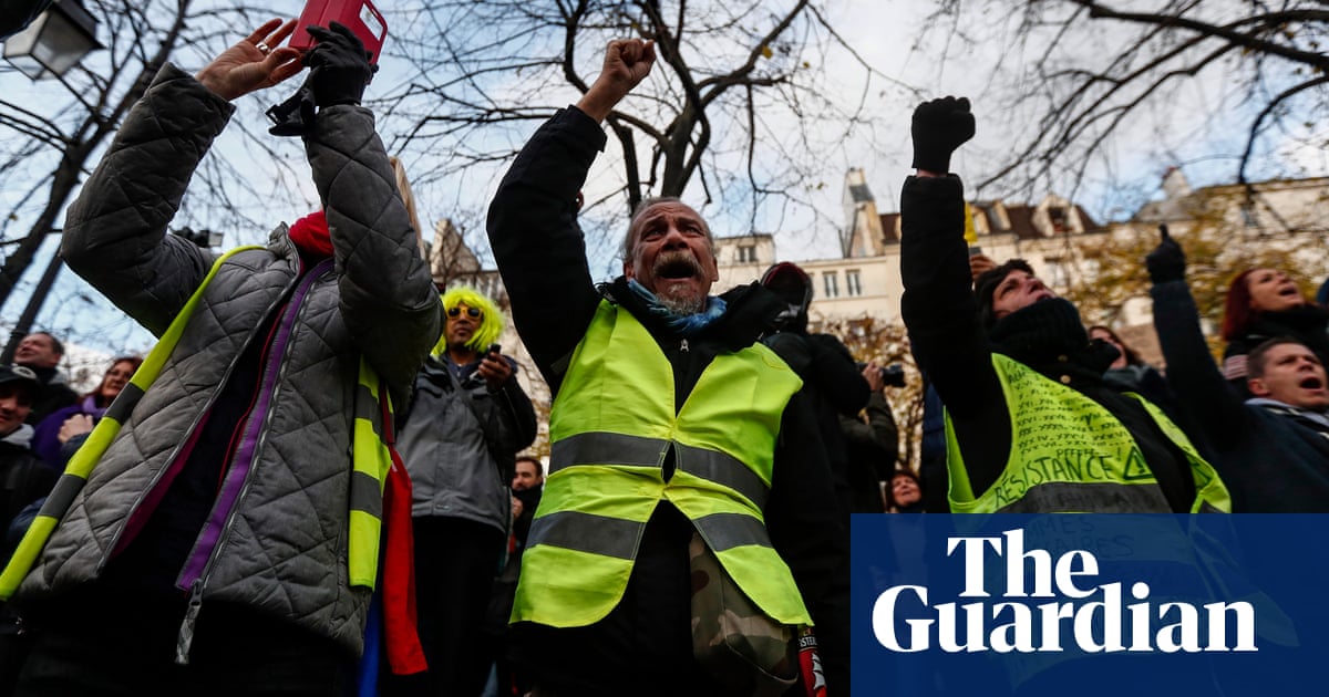Gilets jaunes mark anniversary of first protest
