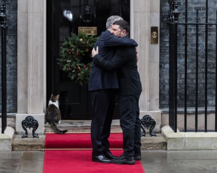 British Prime Minister Sir Keir Starmer (L) welcomes President of Ukraine Volodymyr Zelenskyy outside 10 Downing Street