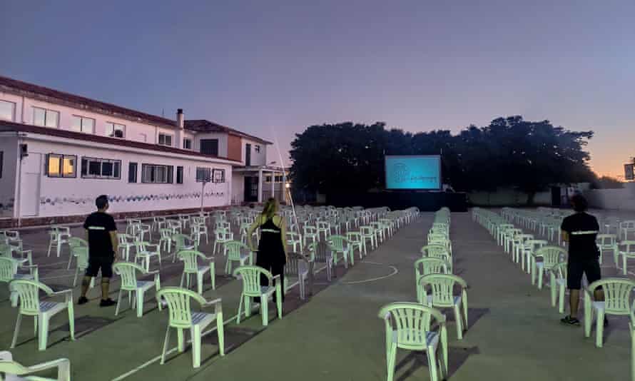 La empresa trabaja con las autoridades locales para decidir qué película proyectar y cómo coser para el pueblo.