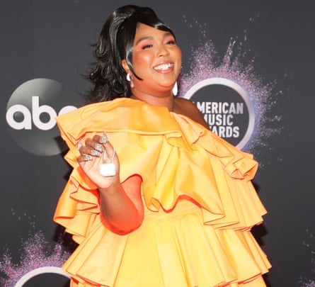 Lizzo with a nano-bag at the American Music Awards in 2019