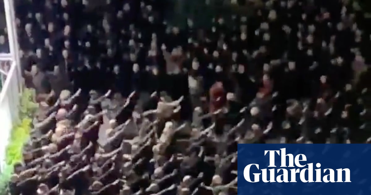 Стотици мъже са показани да отправят фашистки поздрави по време