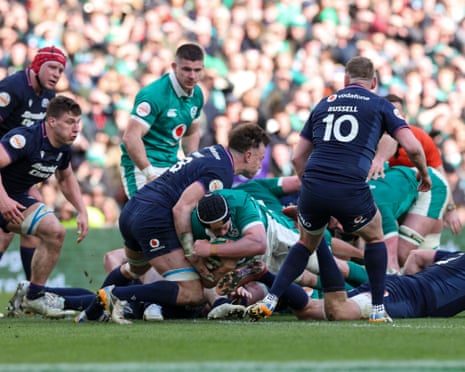 Murray scores a try.