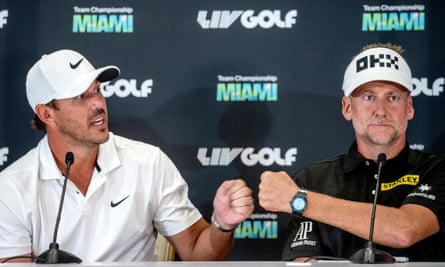 Brooks Koepka (izquierda) choca con el puño de Ian Poulter durante una conferencia de prensa en el LIV Golf Team Championship.