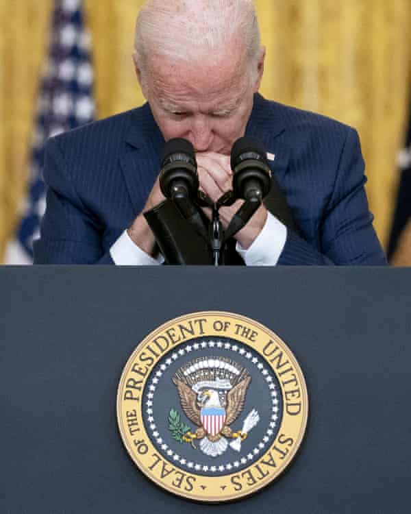 Le président Joe Biden lors de son discours du 26 août 2021, jurant de venger l'attaque de Kaboul plus tôt dans la journée au cours de laquelle 13 militaires américains sont morts. 