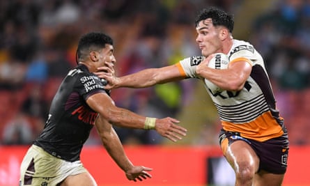 Herbie Farnworth des Broncos de Brisbane écarte Tolutau Koula des Manly Sea Eagles
