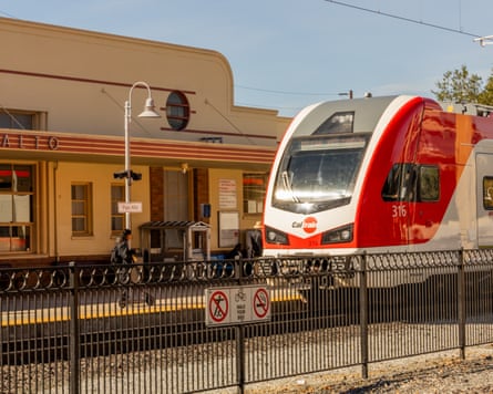 A train arrives at Palo Alto Caltrain station